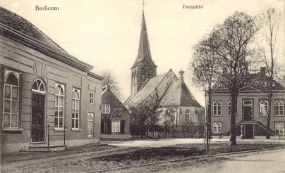 Raadhuisplein en Protestante kerk